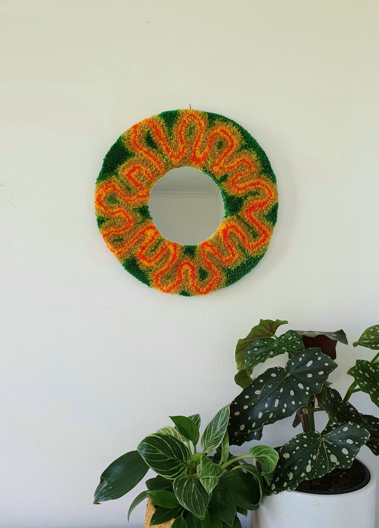 Miniature round mirror in 70s colours